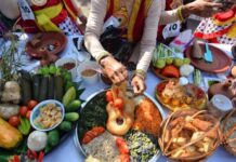 Meriah! Festival Rujak Uleg Surabaya Bagi-bagi 3.000 Porsi Gratis